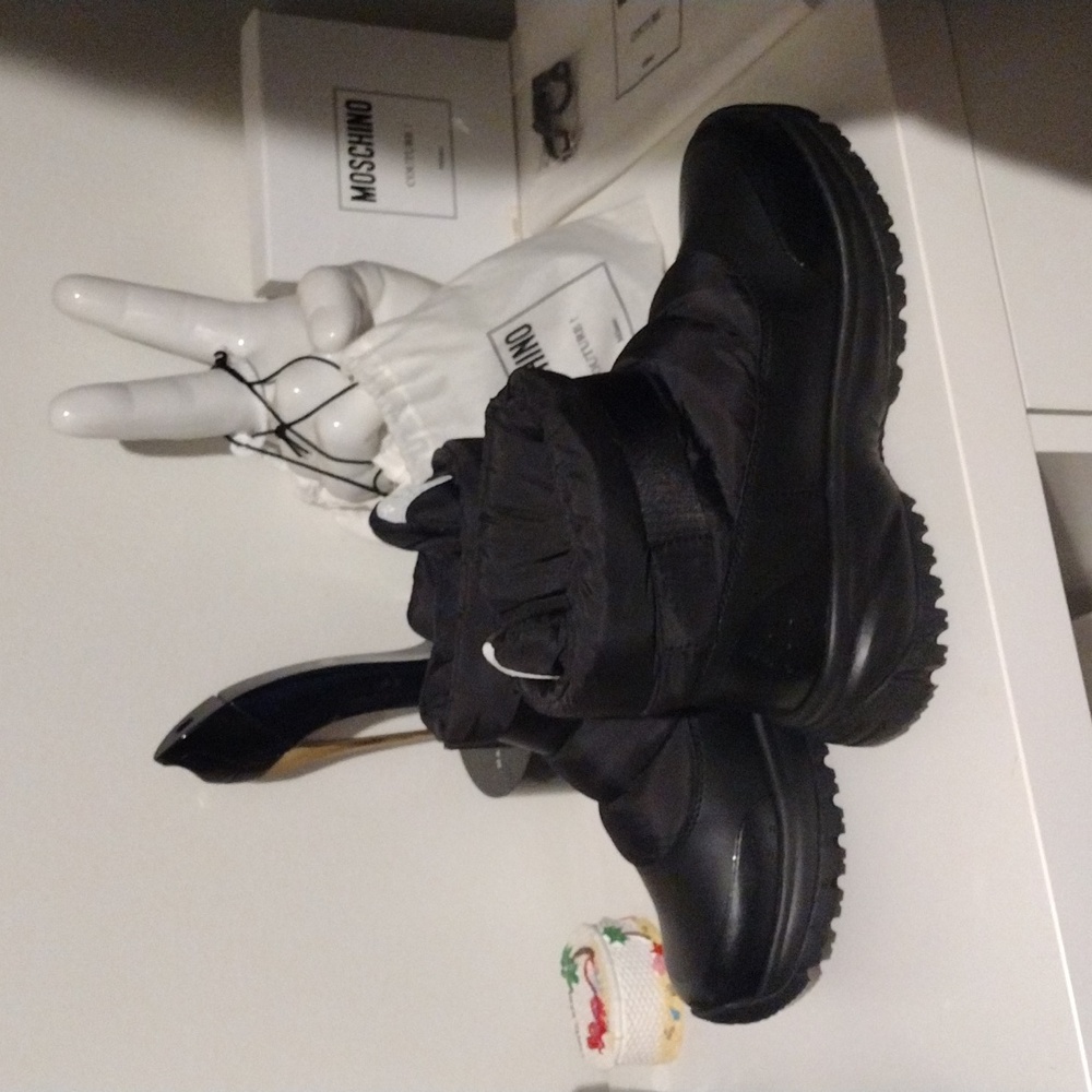 UGG black snowboots